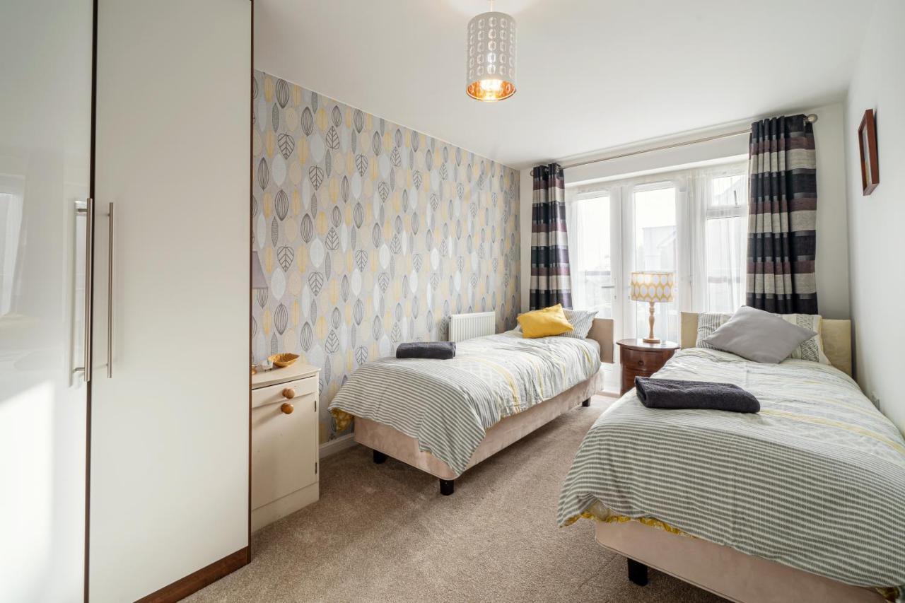 Апартаменты Modern Townhouse - Sleeps Up To 6 Мейденхед Экстерьер фото