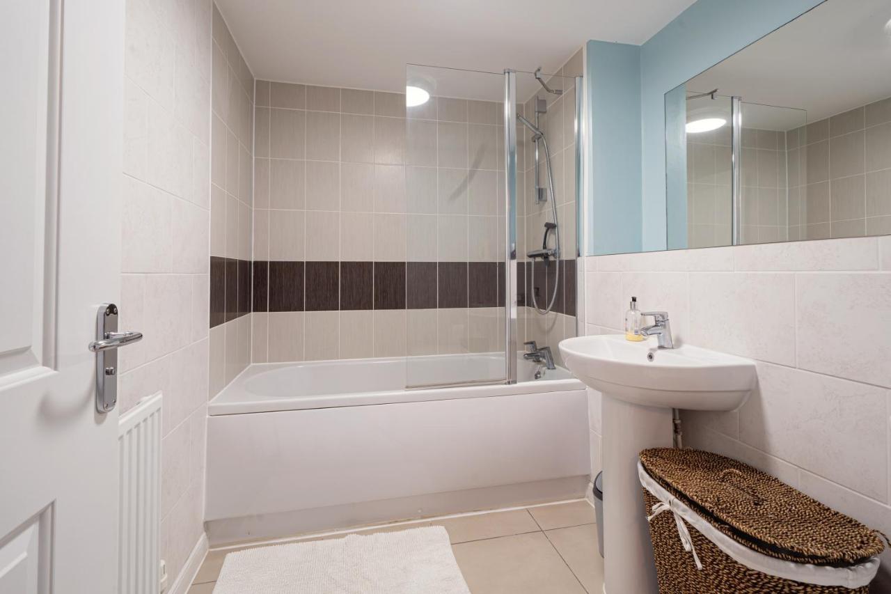 Апартаменты Modern Townhouse - Sleeps Up To 6 Мейденхед Экстерьер фото
